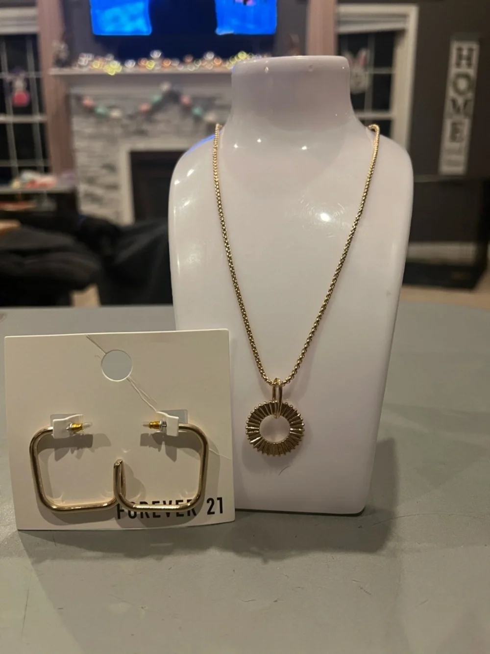 Forever 21 NWT Gold Sunburst Pendant Necklace